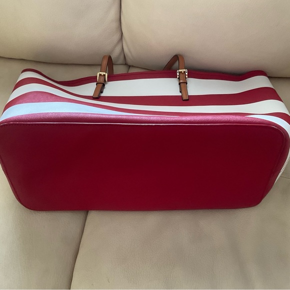 Michael Kors large tote features a stylish blend of functionality and elegance - Picture 2 of 4